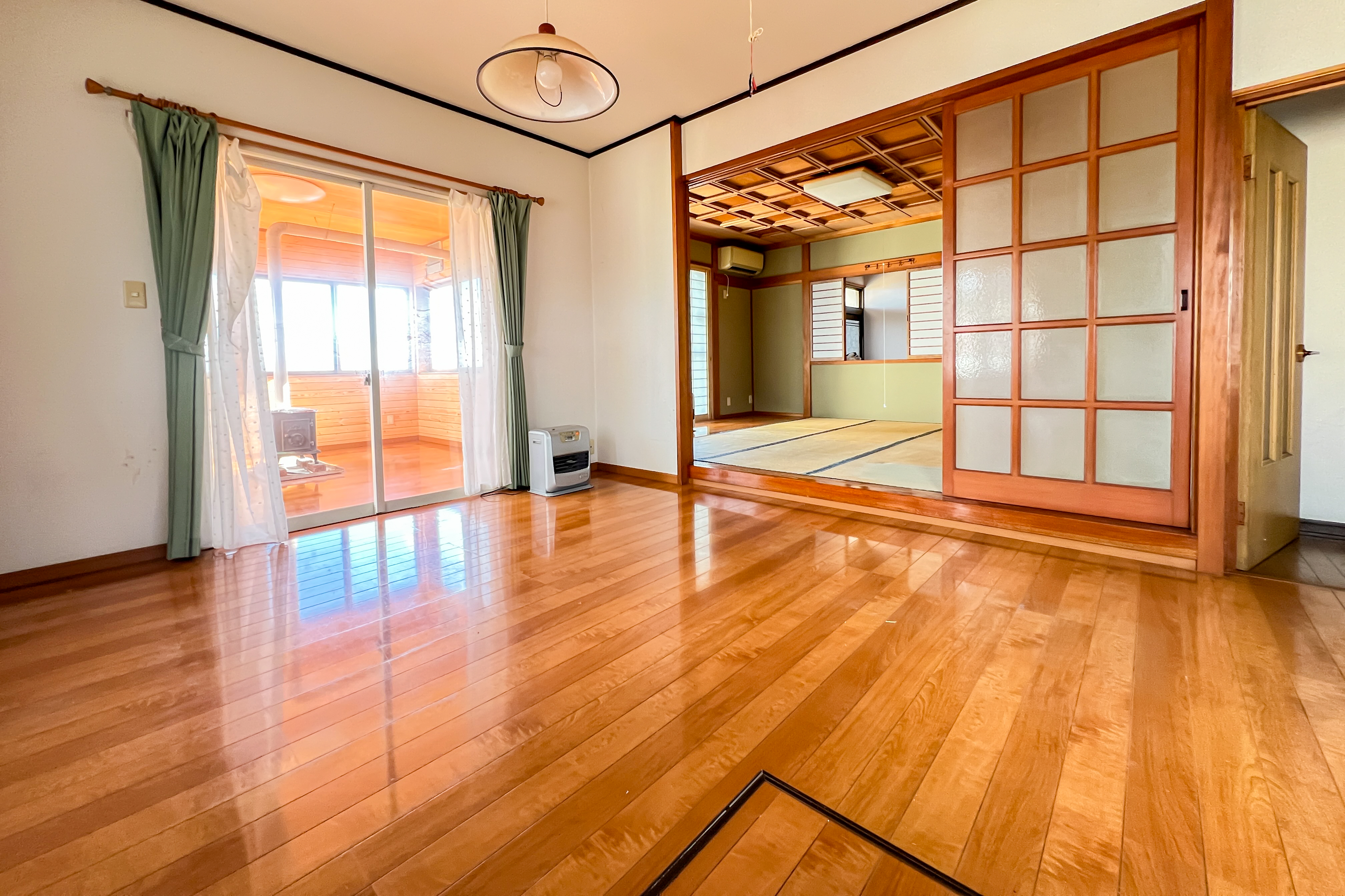 明るいリビングと続き間の和室